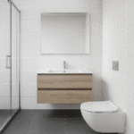 Baño moderno enchapado con mayólica blanca 30x60 diseño de círculos y piso porcelanato gris oscuro. Elegancia y calidad con MarketCeramico