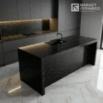 LPY 66990S Porcelanato vitrificado tipo granito 60x60 cm con acabado brillante, diseño inspirado en mármol granítico de grano fino en tonos grises. Superficie elegante, resistente y de fácil mantenimiento, ideal para salas, comedores y mesones de cocina. Disponible en www.marketceramico.com
