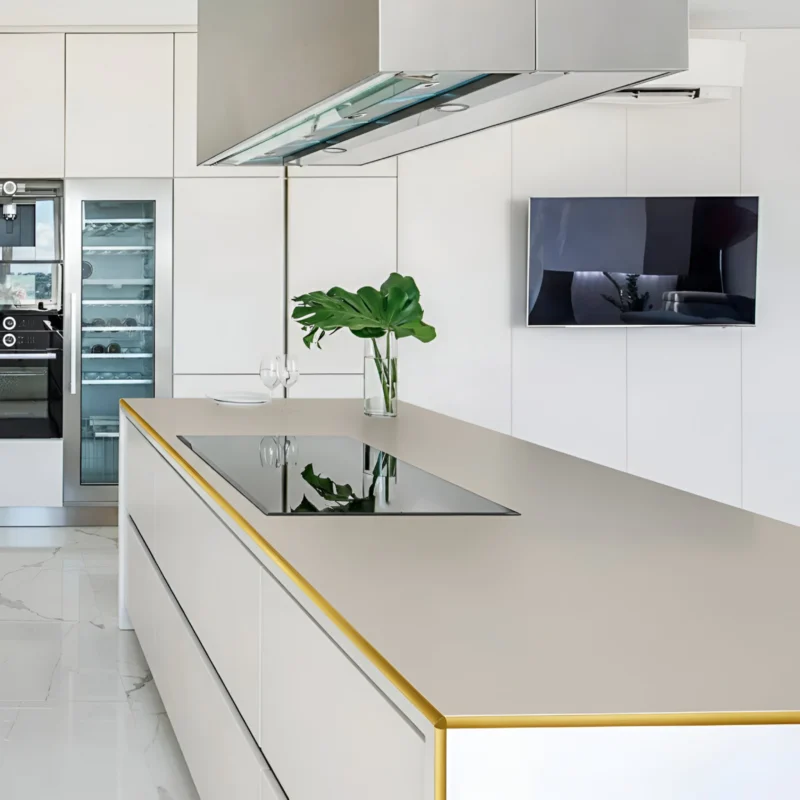 Perfil de aluminio brillante dorado de 2.40 m para protección y acabado de bordes en mayólica y porcelanato, ideal para zócalos, esquinas y remates decorativos.