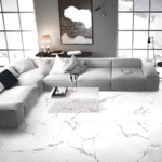 Porcelanato Carrara White XL con acabado tipo mármol blanco. Elegante, moderno e ideal para pisos y paredes. Encuéntralo en www.MarketCeramico.com