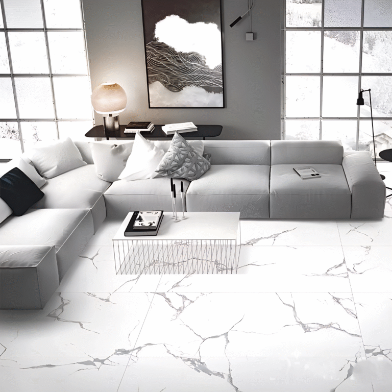 Porcelanato Carrara White XL con acabado tipo mármol blanco. Elegante, moderno e ideal para pisos y paredes. Encuéntralo en www.MarketCeramico.com