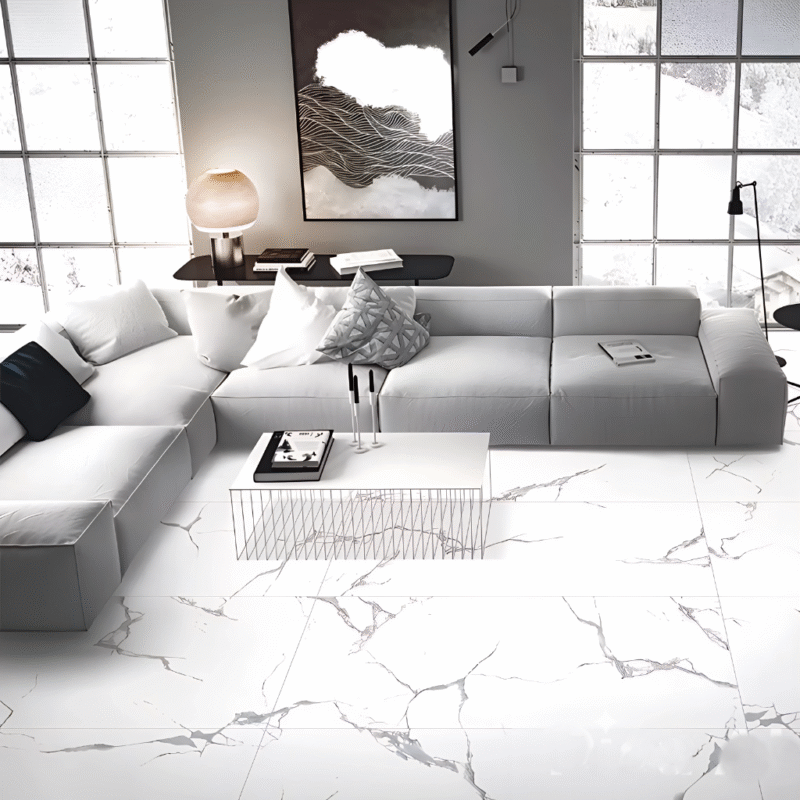 Porcelanato Carrara White XL con acabado tipo mármol blanco. Elegante, moderno e ideal para pisos y paredes. Encuéntralo en www.MarketCeramico.com