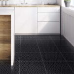 Piso piave negro 45×45 cm, elegante con diseño geométrico en tonos oscuros para pisos y paredes modernas. Disponible en MarketCerámico.com