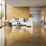 Piso Cerámico amber beige 60x60, acabado brillante de tránsito medio. Ideal para salas, baños y cocinas. Encuéntralo en www.marketceramico.com