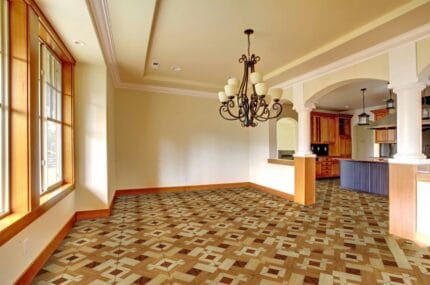 Piso cerámico Huelva Plus Natural 60x60 tipo madera, acabado brillante y elegante, ideal para salas, comedores y ambientes interiores, resistente y fácil de limpiar.