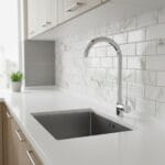 Llave memphis de pared para cocina en bronce cromado con perilla metálica y aireador. Encuéntralo en www.marketceramico.com