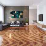 Piso Laredo Natural 45x45 cm – diseño cálido tipo parquet en tonos madera, ideal para salas y comedores. Disponible en marketceramico.com