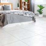 Piso piano blanco 60x60 cm, acabado mate, diseño moderno para interiores y exteriores de alto tránsito – MARKET CERAMICO