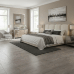 Piso cerámico rectificado Bremen plata brillante de 59x59 cm, acabado tipo madera elegante y resistente, ideal para salas, comedores y dormitorios. Superficie brillante, fácil de limpiar y con juntas mínimas para un diseño moderno y sofisticado.