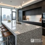 LPY66013 Porcelanato vitrificado tipo granito 60x60 cm con acabado brillante, diseño inspirado en mármol granítico de grano fino en tonos grises. Superficie elegante, resistente y de fácil mantenimiento, ideal para salas, comedores y mesones de cocina. Disponible en www.marketceramico.com