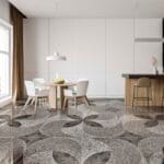 Cerámico geométrico Lecce Gris 45x45 para piso, diseño terrazzo en tonos gris y beige con patrón decorativo moderno.