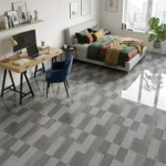 Porcelanato Vitri Dallas Grey 60x60 cm tipo parquet madera gris claro con vetas grises, acabado brillante para pisos de sala, cocina y dormitorios modernos | Market Cerámico