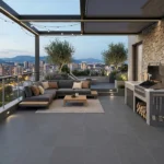 Porcelanato Rústico Grafito 60x60 cm mate color gris grafito, gres porcelánico vitrificado de acabado liso para pisos y paredes de alto tránsito. Disponible en Market Cerámico